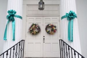 Bolton-Connecticut-ribbons-on-pillars